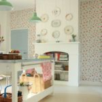 Легкий цветочный рисунок обоев был использован для оформления стены в этой кухне в ретро-стиле