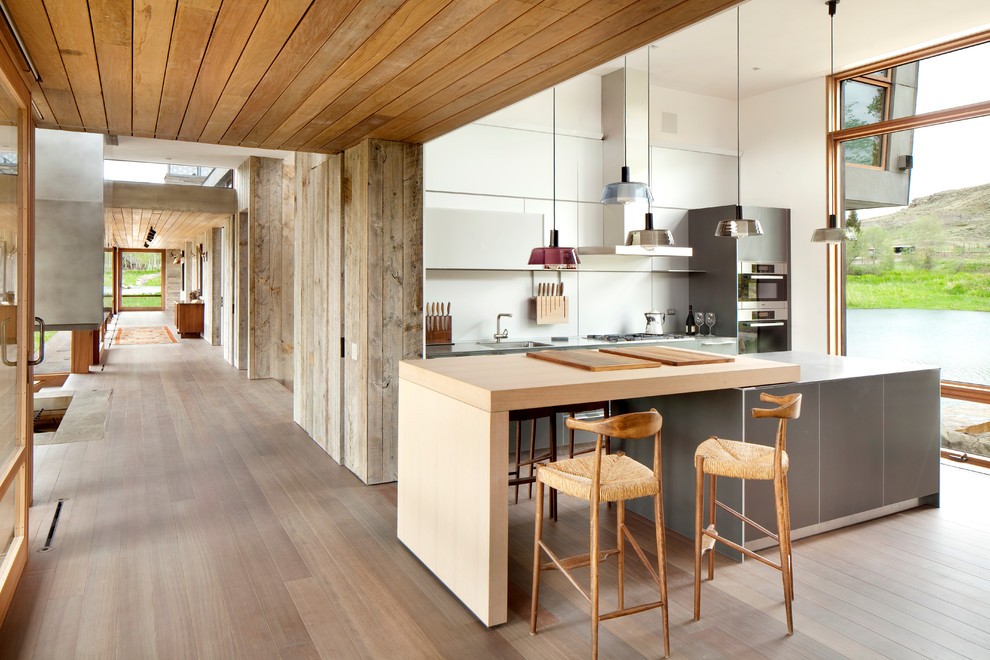 Дизайн кухни загородного дома в стиле модерн