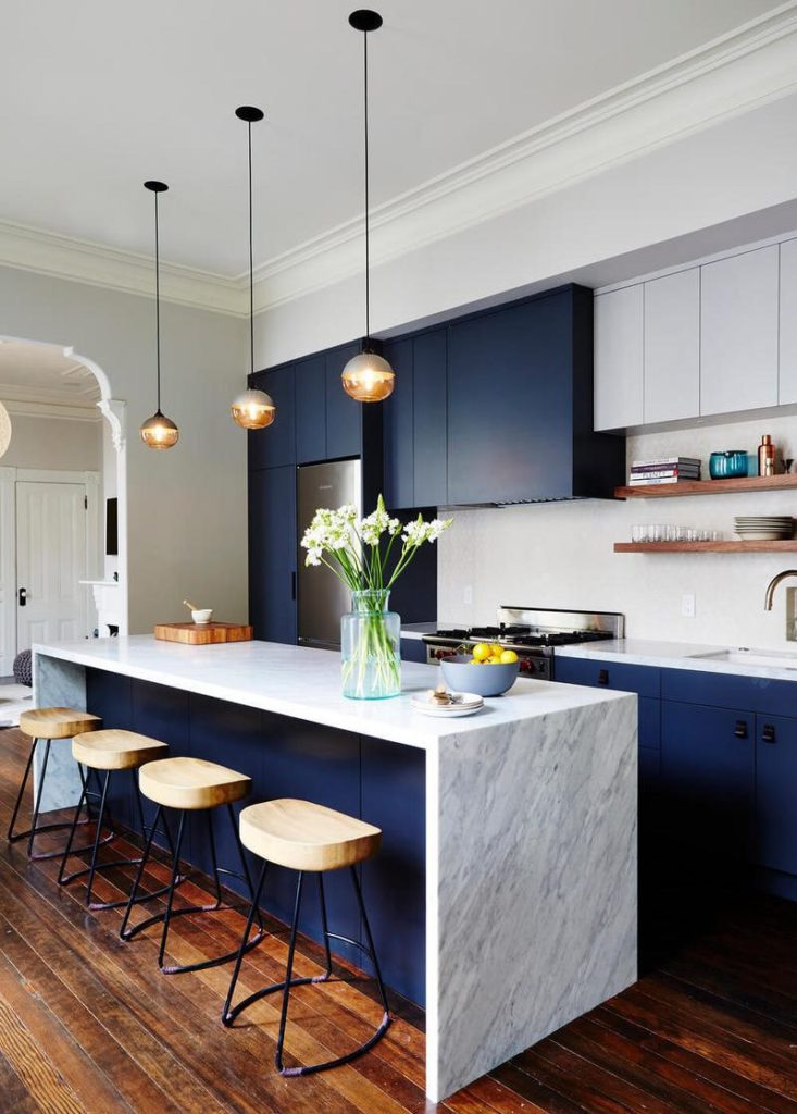 Кухонный гарнитур в стиле модерн с синими фасадами