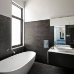 Сочетание темного и светлого для оформления стильной ванной комнаты
