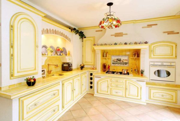 Яркая кухня в желтом цвете