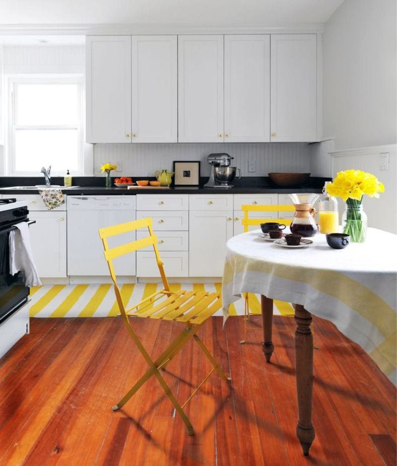 Желтый цвет в интерьере черно-белой кухни 10 кв метров