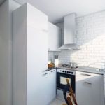 Белая кирпичная стена в дизайне кухни