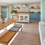 Деревянная мебель в дизайне кухни
