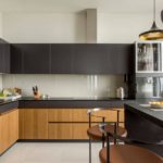 Угловая кухня с серыми навесными шкафами