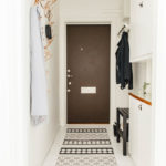Темно-коричневая дверь в белом коридоре