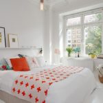 Красная подушка на белой кровати