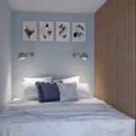 Кровать за деревянной перегородкой в маленькой комнате