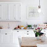 Белая кухня с хорошим естественным светом