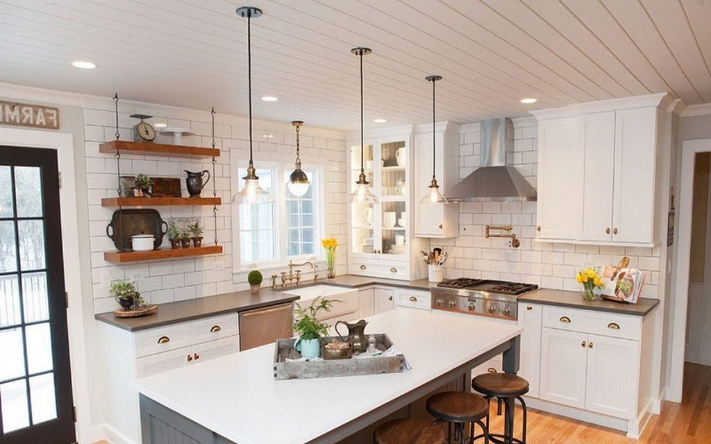 Белая кухня с реечным потолком