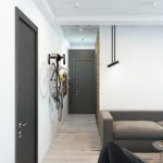Велосипед на стене узкого коридора