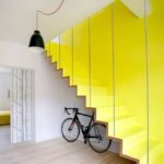 Желтая лестница в частном доме