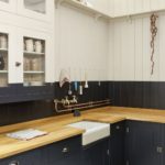 Винтажные краны над кухонной мойкой