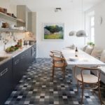 Керамическая мозаика на полу кухни