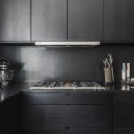Дизайн кухни с темной мебелью