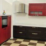 Классическая кухня Арли с использованием цвета Венге и темно-красного