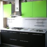 Простая серо-черная кухня смотрится ярче и оригинальнее с элементами зеленого цвета