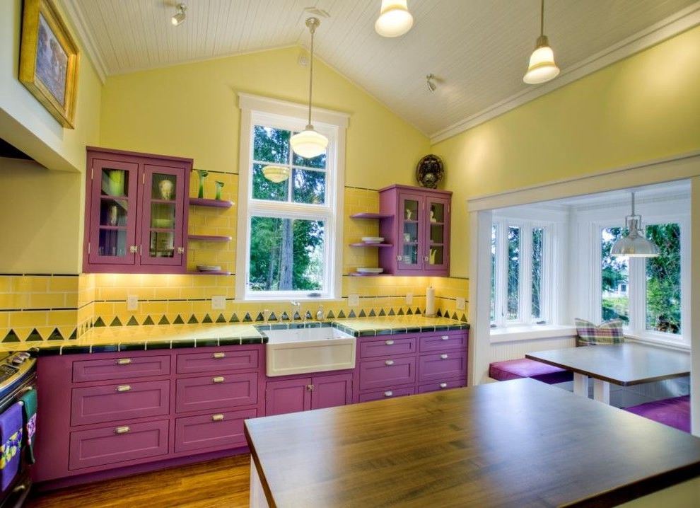 Фиолетовый гарнитур на фоне желтых стен кухни