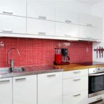 Белая кухня и красный фартук с мозаикой