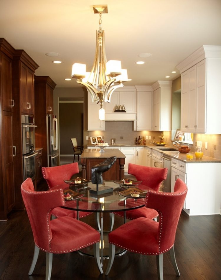 Бордовый стулья в кухне с белым гарнитуром