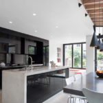 Дизайн кухни с панорамными окнами