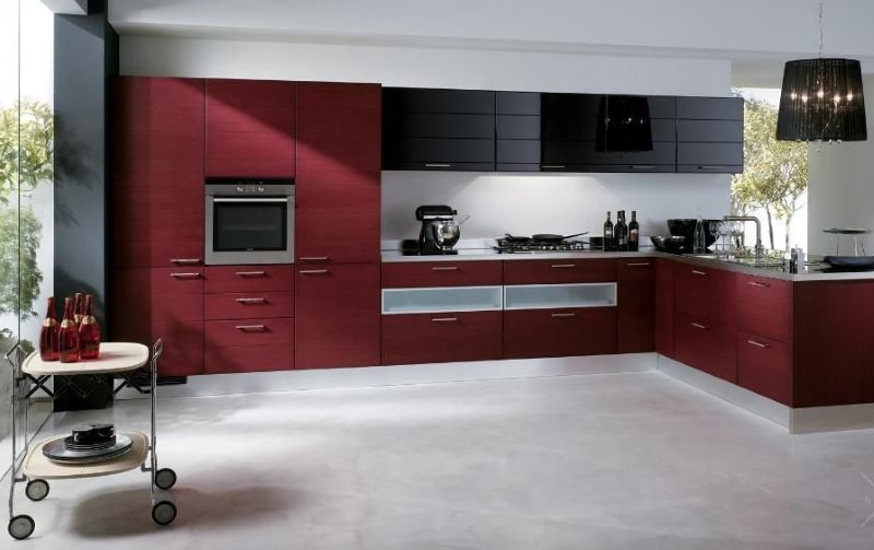 Черные подвесные шкафы на кухне с бордовым гарнитуром