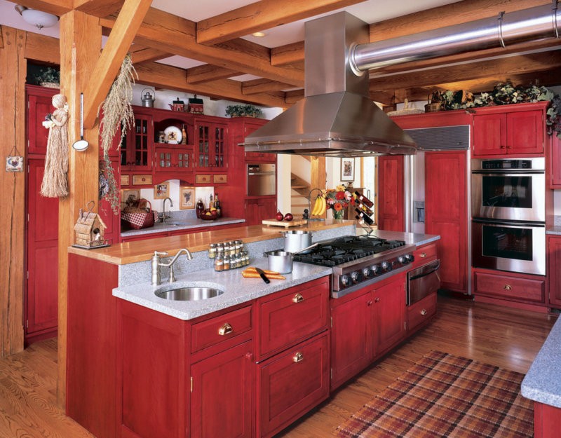 Деревянные конструкции на кухне с бордовыми фасадами
