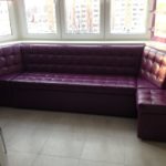 Фиолетовый мягкий диван для эркерного окна
