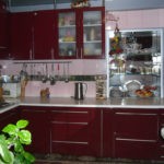 реальное фото кухни в бардовом цвете