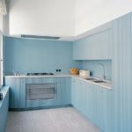 Голубая кухня с низким потолком