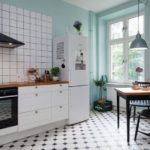 Черно-белый пол в кухне скандинавского стиля