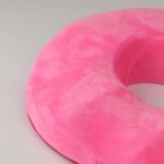 Розовый чехол из искусственной ткани на подушке-кольце