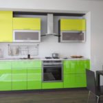 Кухонный гарнитур с фасадами зеленого и желтого цветов