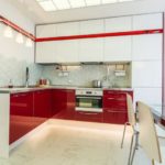 Интерьер красно-белой кухни