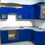 Кухня угловая синяя с серой столешницей