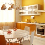 Желтая стена в интерьере кухни
