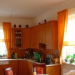 Короткие кухонные шторы оранжевого цвета