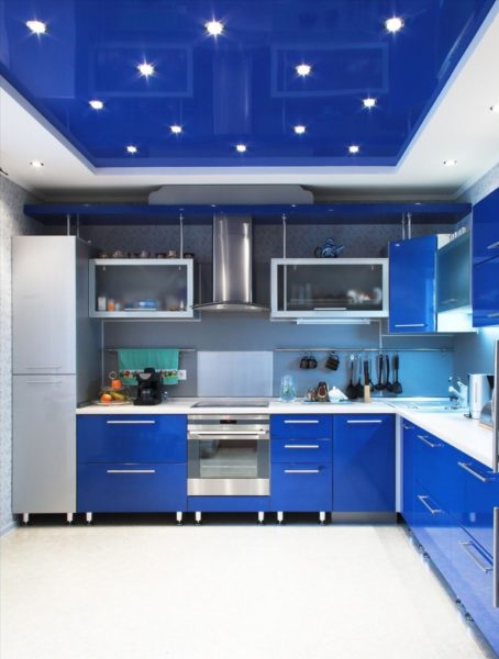 Синий потолок на кухне