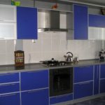 Простая синяя линейная кухня