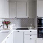 Светлые фасады сегодня наиболее популярны при оформлении интерьеров маленьких кухонь