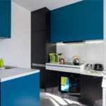 Угловая черно-синяя кухня в стиле минимализм