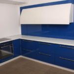 Угловой сине-белывй гарнитур с нижними шкафчиками