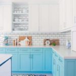Уютная кухня в светло-голубых тонах и мраморной столешницей