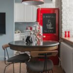 Красный холодильник в кухне частного дома