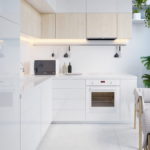 Выразительный интерьер белой кухни с хорошым освещением рабочей зоны
