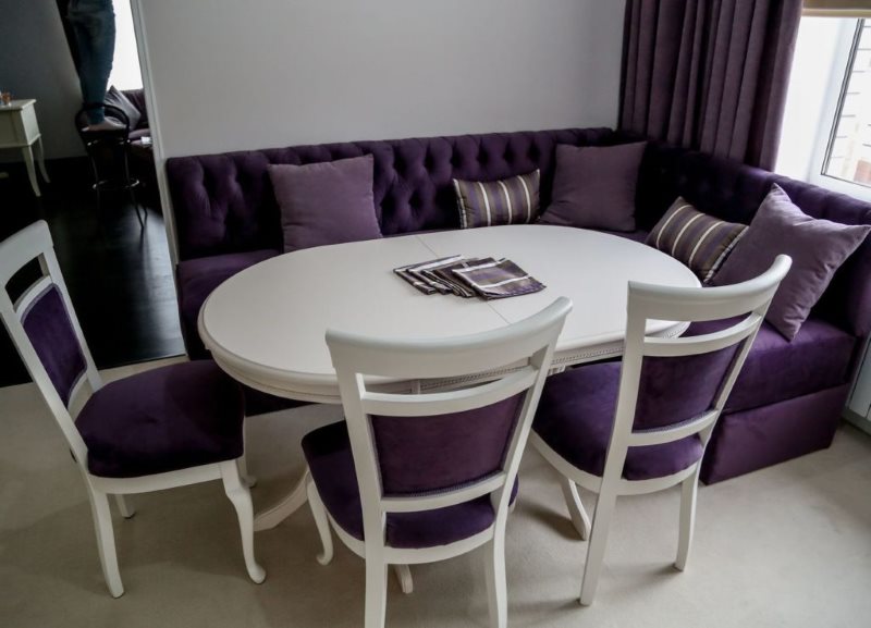 Кухонный диванчик с фиолетовой обивкой