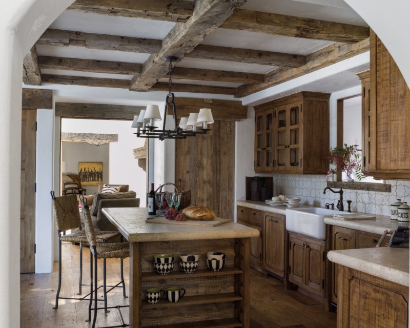 Деревянные балки на оштукатуренном потолке кухни