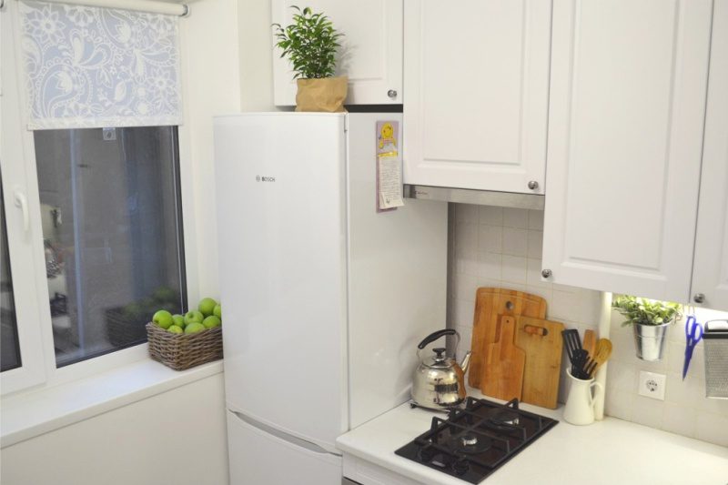 Дизайн кухни 4 кв м с газовой колонкой и холодильником