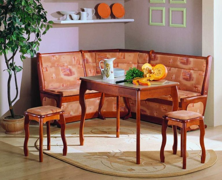 Угловой кухонный диван со столом и стульями