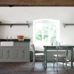 Светло-серая мебель из сосны в кухне сельского дома
